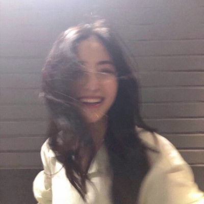 普京发现女士没酒杯后让出自己的