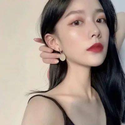 15岁女孩玩恋爱手游充值一万多：为抽卡与“男主”互动，事后觉得被引诱